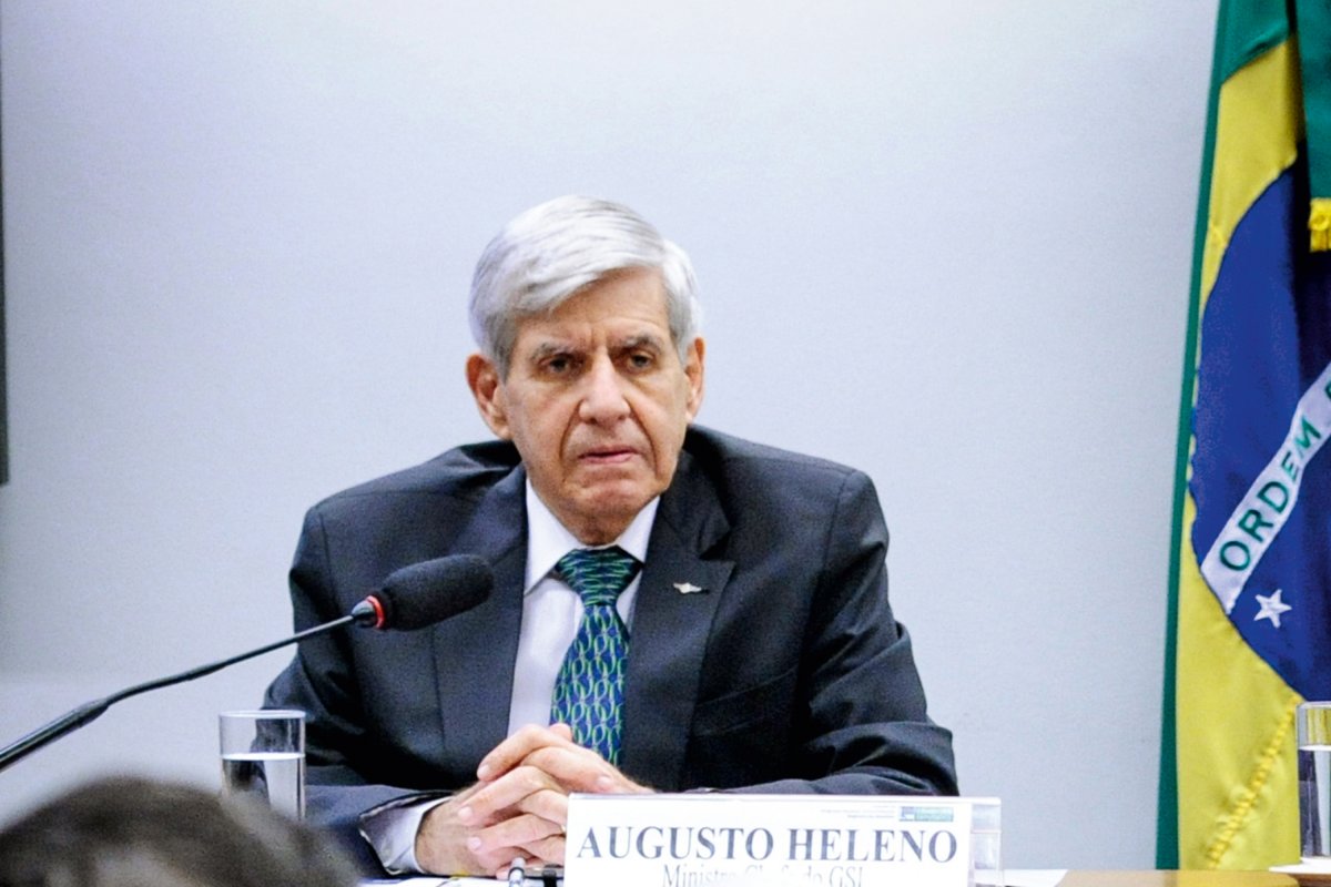 General Augusto Heleno responde acusações de Sara Winter