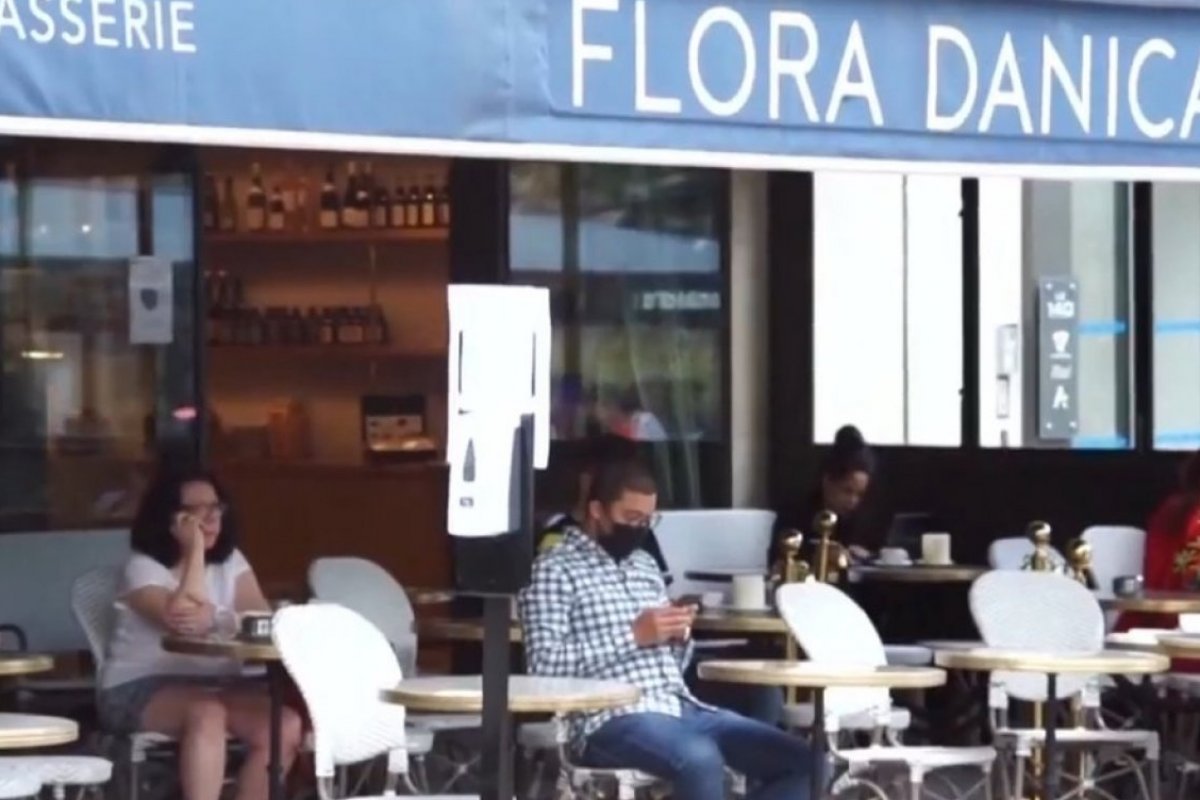 Capital francesa volta a fechar bares para tentar conter nova onda da Covid-19