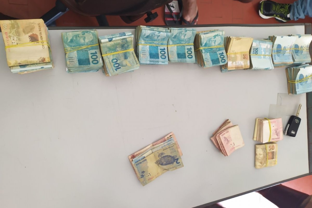 Polícia apreende R$ 112 mil dentro de veículo em Anguera