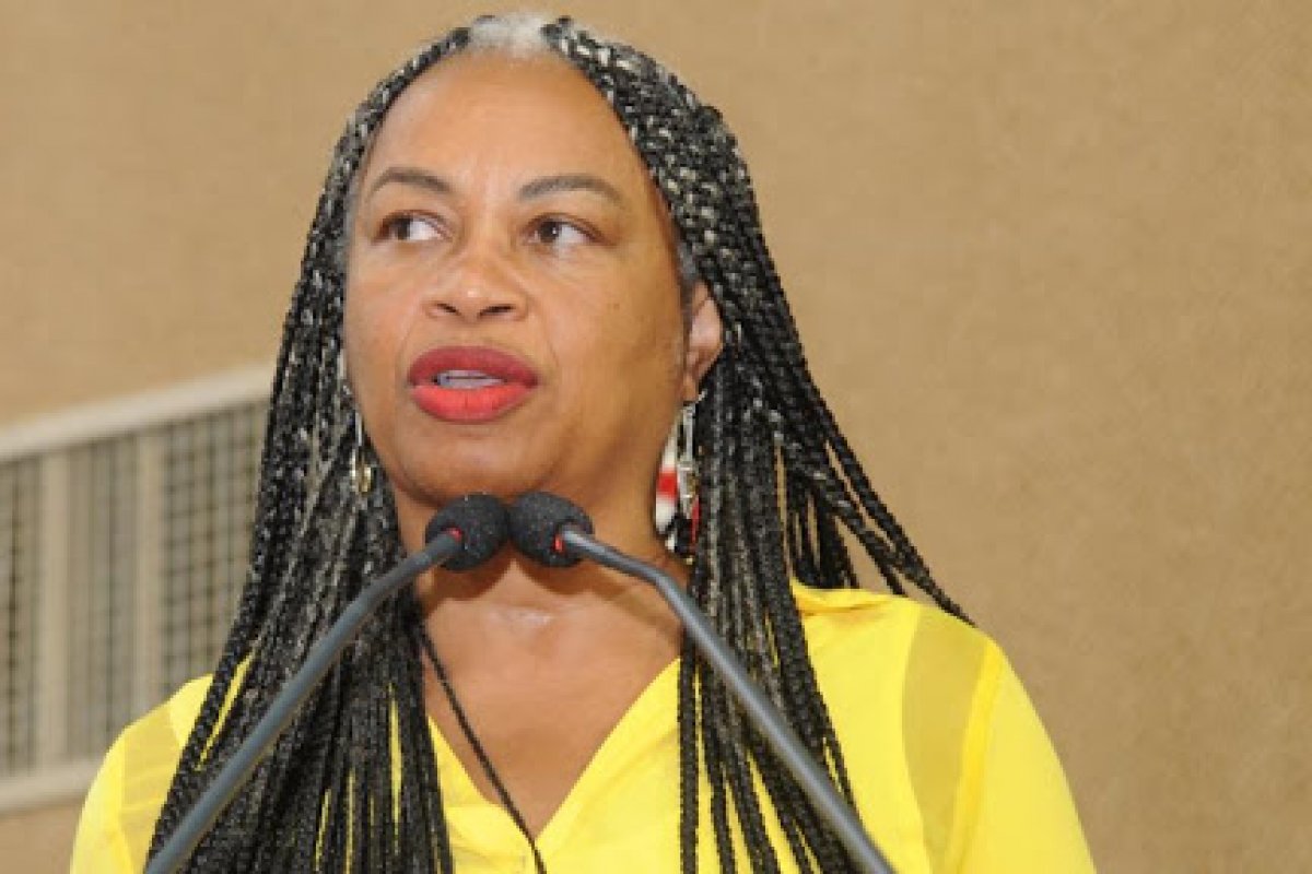 Olívia Santana recebe doação para campanha do reitor da UFBA