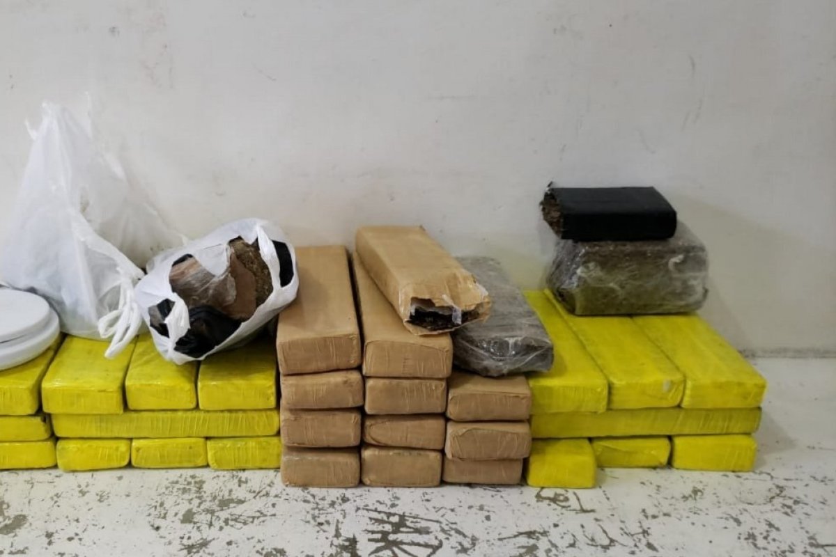 Polícia apreende 43 tabletes de maconha escondidos dentro de uma casa em Vitória da Conquista