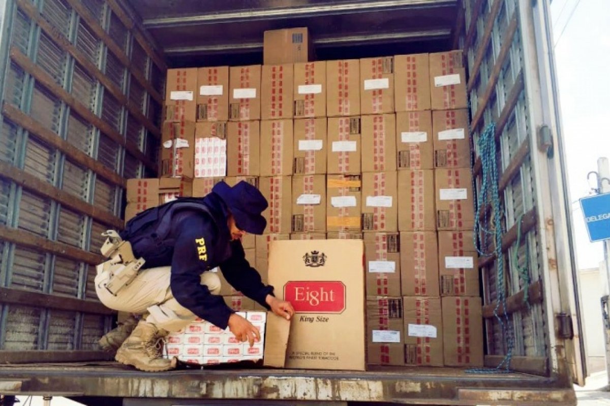 Motorista é preso na BR 116 com cerca de 40 mil pacotes de cigarros contrabandeados do Paraguai