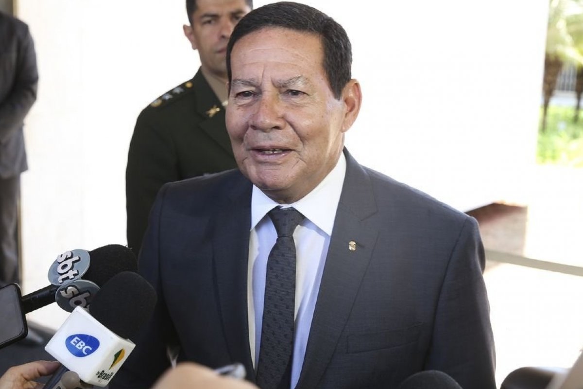 "Em política, até a raiva é combinada", diz Mourão sobre trégua entre Guedes e Maia