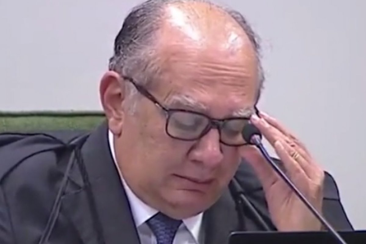 Vídeo: ministro Gilmar Mendes chora em despedida de Celso de Mello