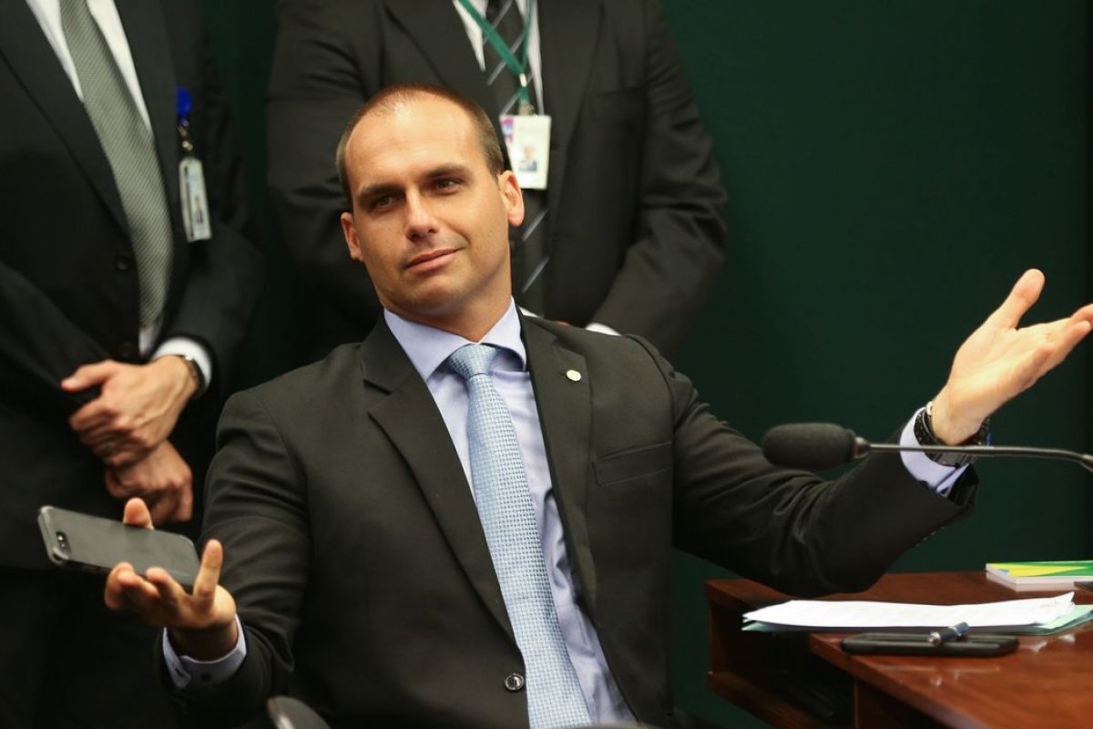 Alexandre Frota entrega à PF documentos que ligariam Eduardo Bolsonaro ao 'Gabinete do Ódio'