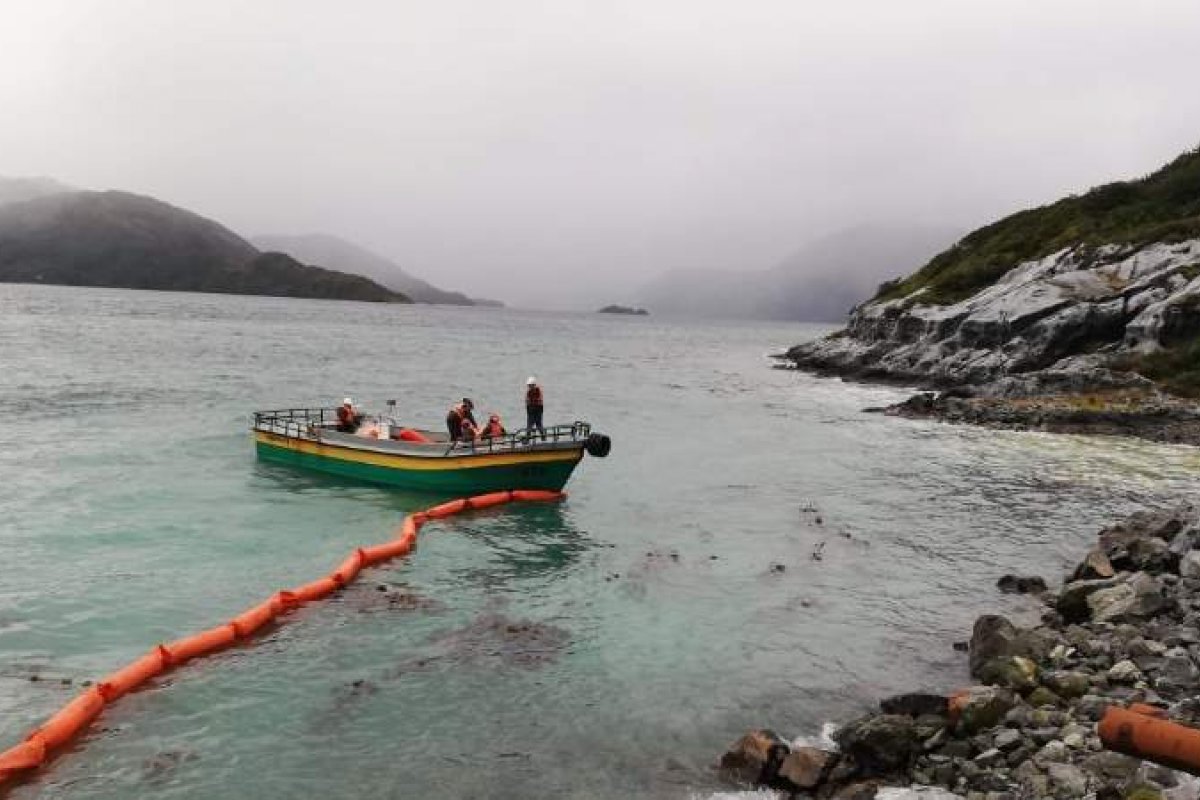 Mais de 40 mil litros de petróleo são derramados nas águas da Patagônia