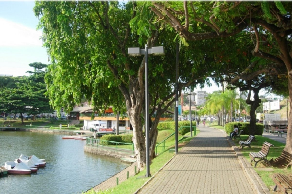 Guardas municipais abordam grupo que se aglomerava no Dique do Tororó após denúncia de moradores