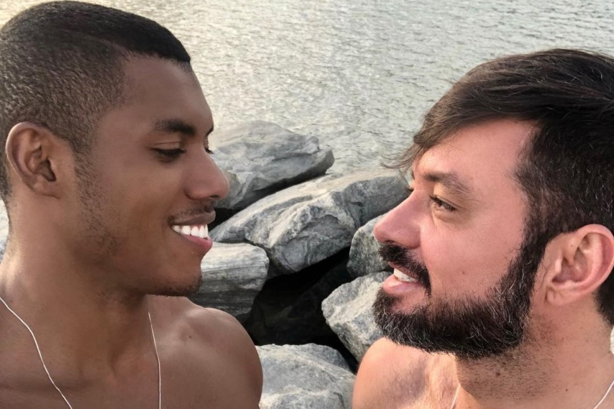 Modelo baiano casado com prefeito de cidade paulista chama atenção na web com abdômen definido: "Dieta da batata doce"