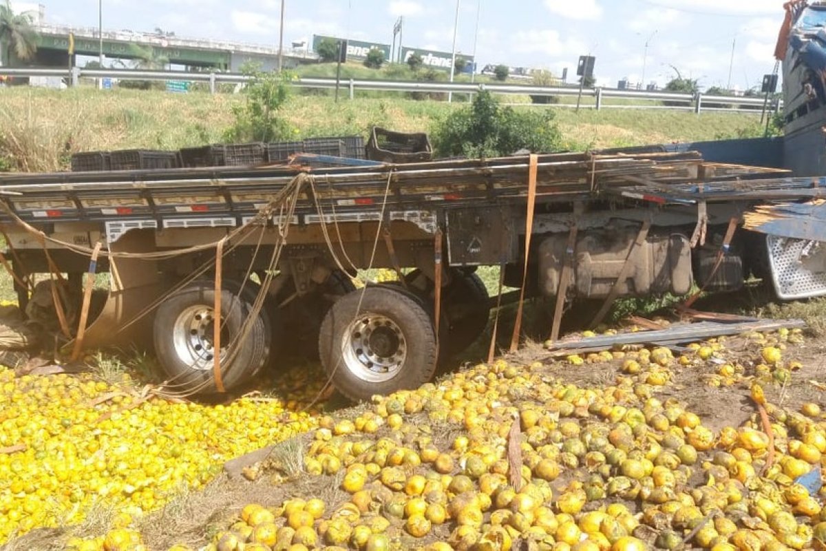 Caminhão carregado de tangerina tomba na BR-242 e carga é saqueada
