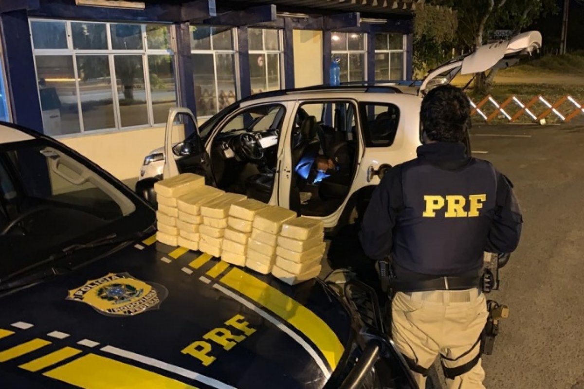 Casal é preso com 40 quilos de pasta base de cocaína escondidos dentro de um carro