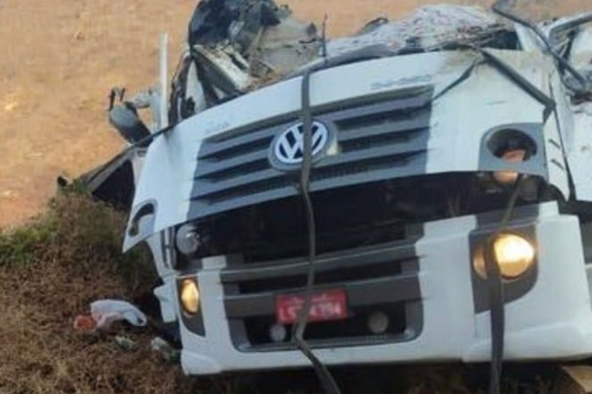 Uma pessoa morre e outra fica ferida após carreta capotar na BR-030