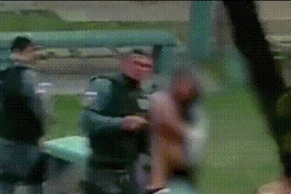 Vídeo: PM é flagrado dando tapa no rosto de uma jovem durante abordagem