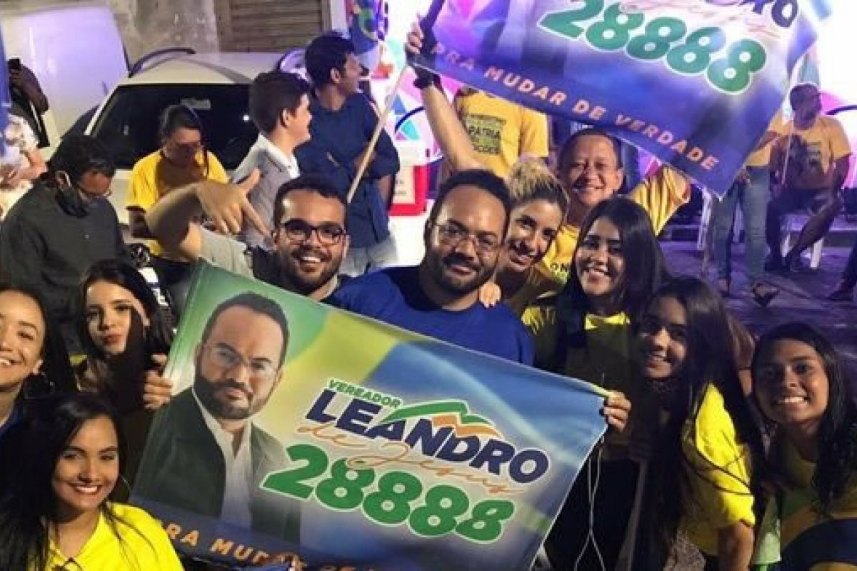 Candidato a vereador que rasgou outdoors de ofensa a Bolsonaro é processado