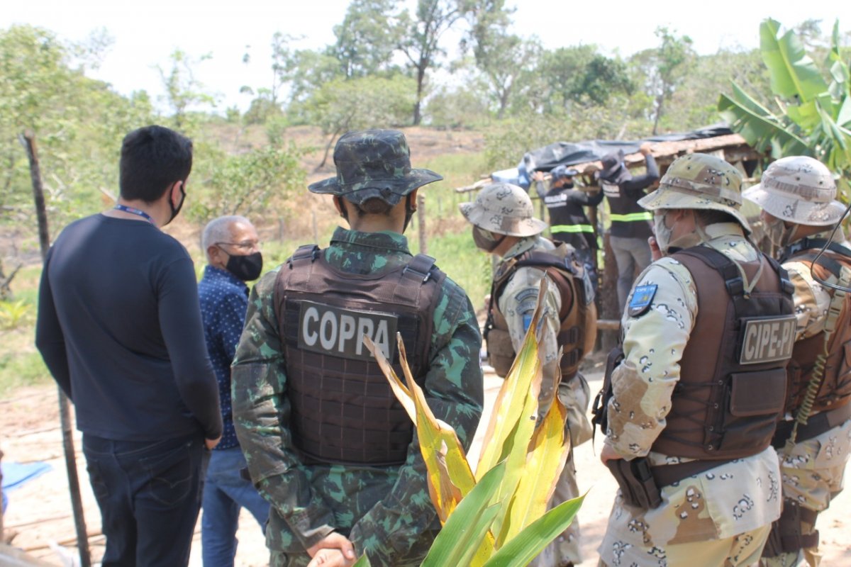 Força-tarefa combate invasão em anel florestal no Polo de Camaçari 