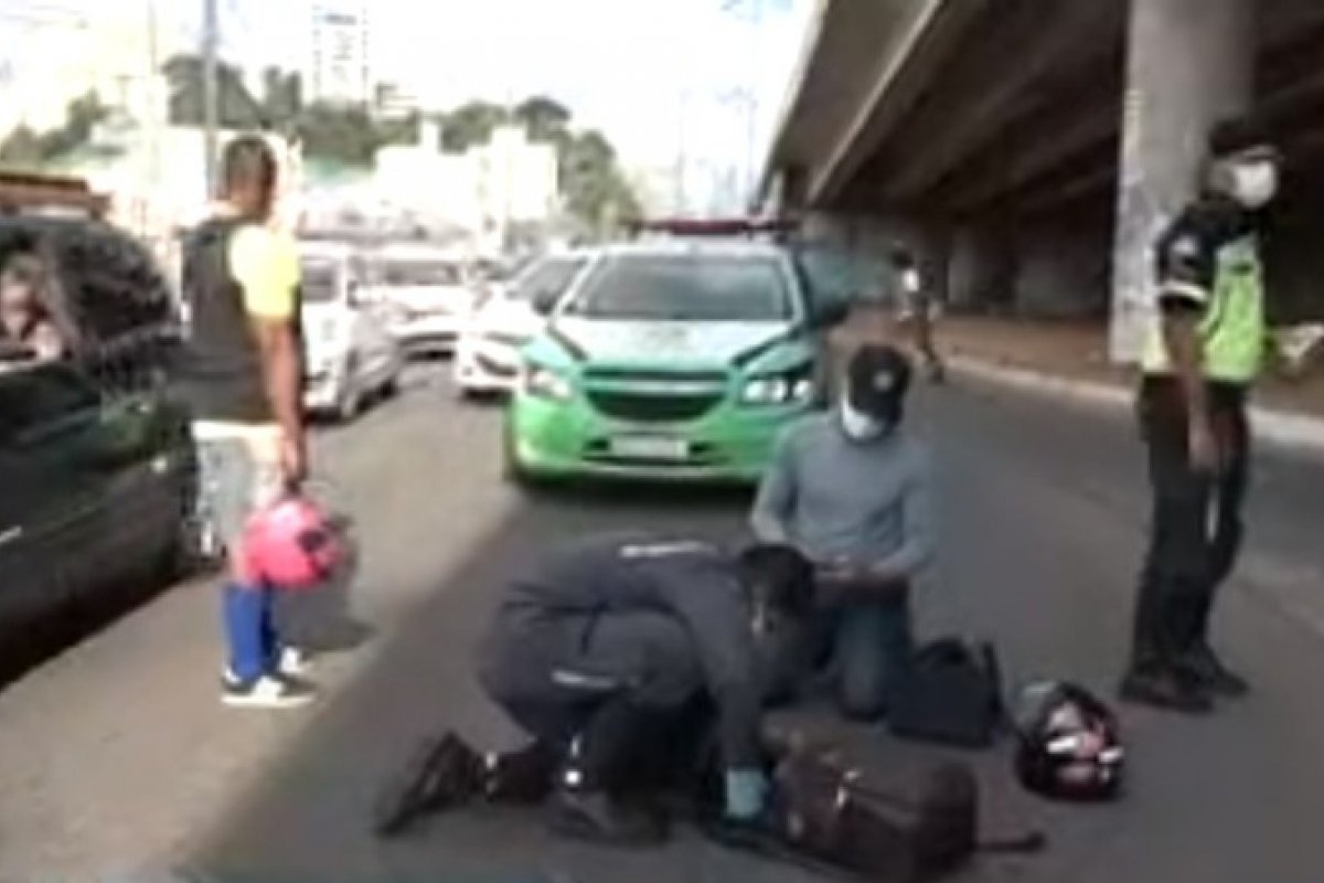 Acidente de moto causa engarrafamento no trânsito da Rótula do Abacaxi, em Salvador