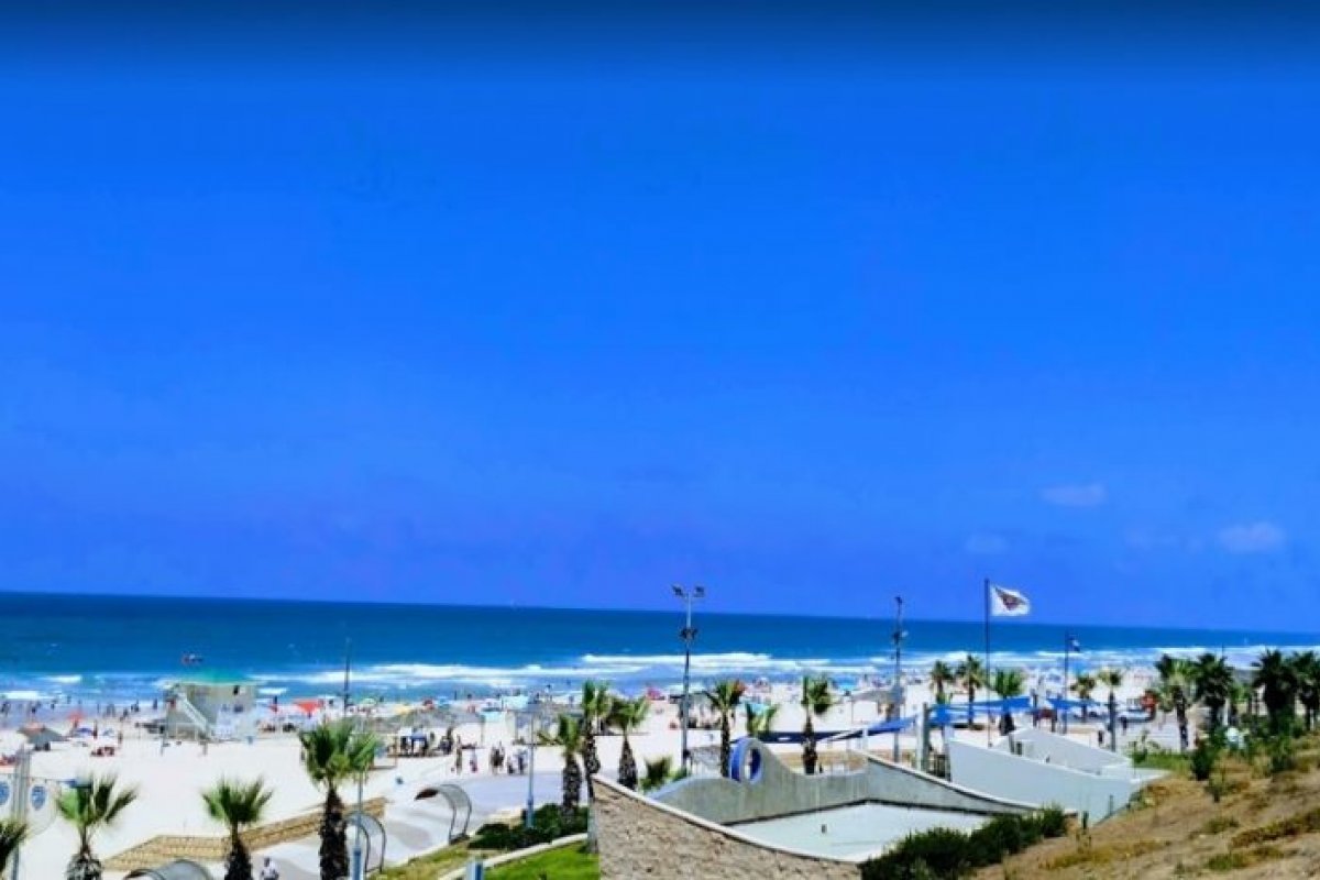 Casal que fazia sexo na praia é multado por não usar máscara em Israel