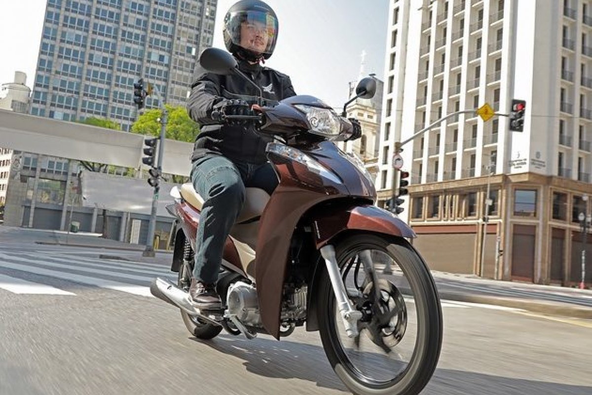 Honda Biz entra na linha 2021 com nova cor e preços mais altos