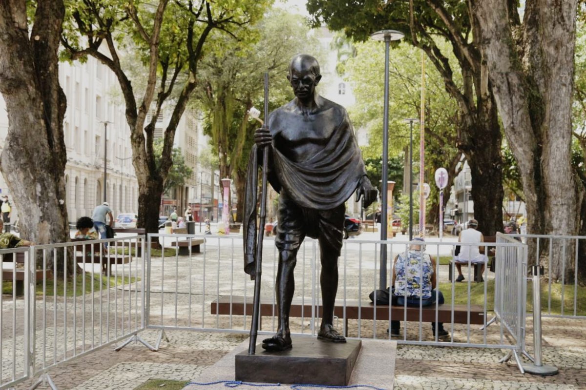 Vídeo: Índia presenteia Salvador com estátua de Gandhi