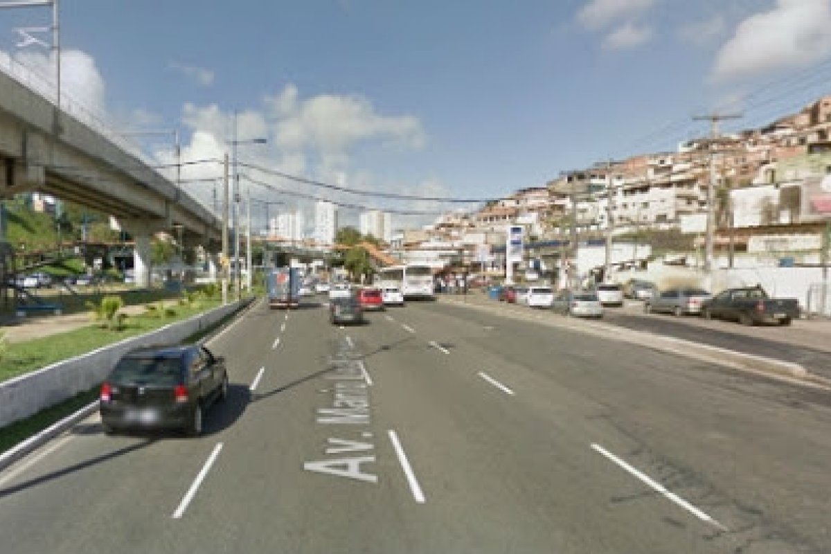 Homem é contido por passageiros e preso após tentar assaltar ônibus em Salvador