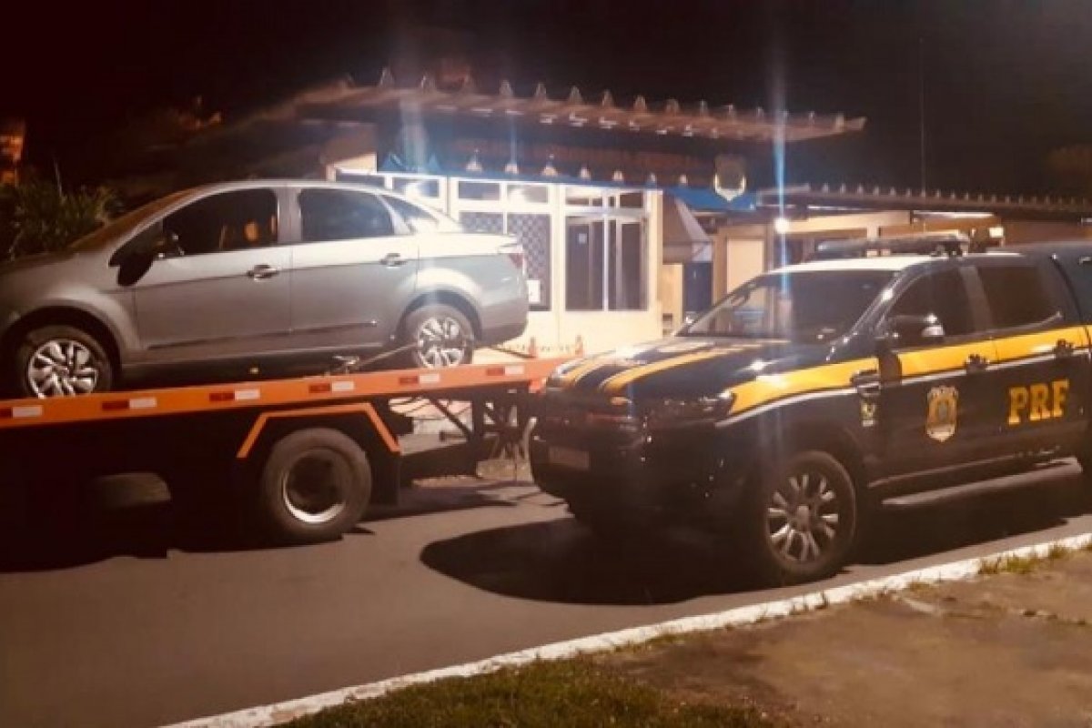 Motorista é preso com carro roubado na BR 116
