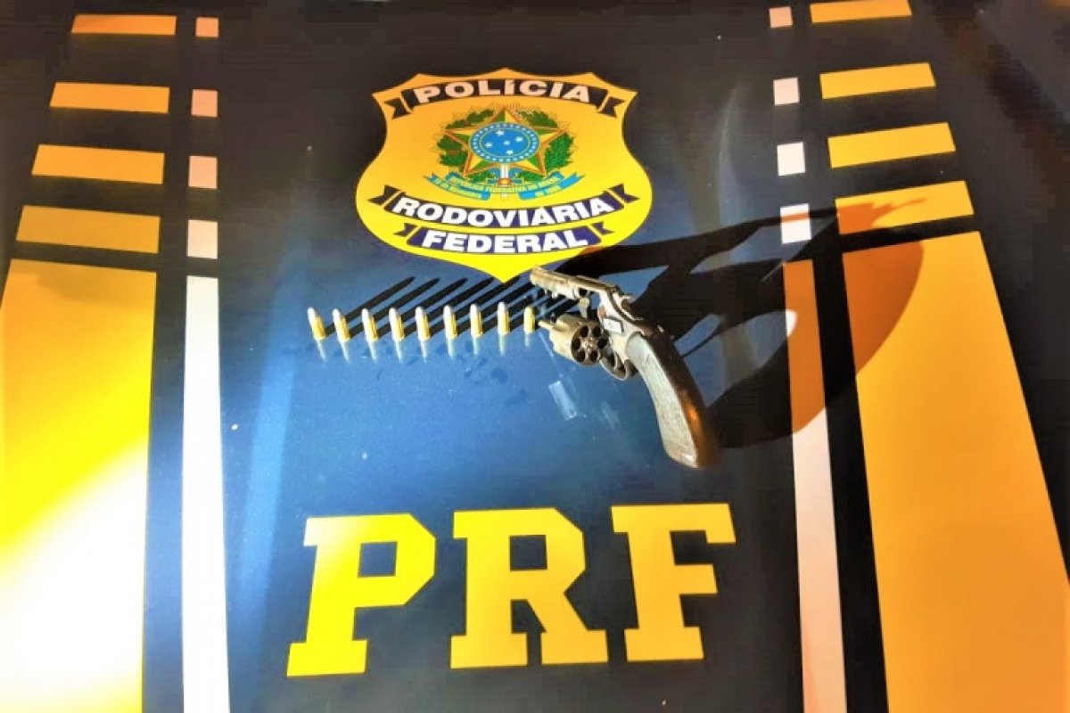 Suspeito de roubar carro é preso durante tentativa de fuga na BR 101