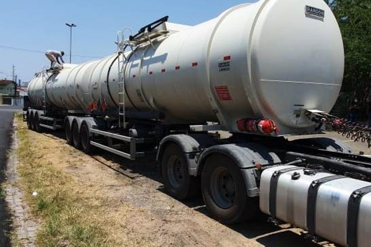 Polícia recupera carreta roubada com carga de combustível em bairro de Salvador