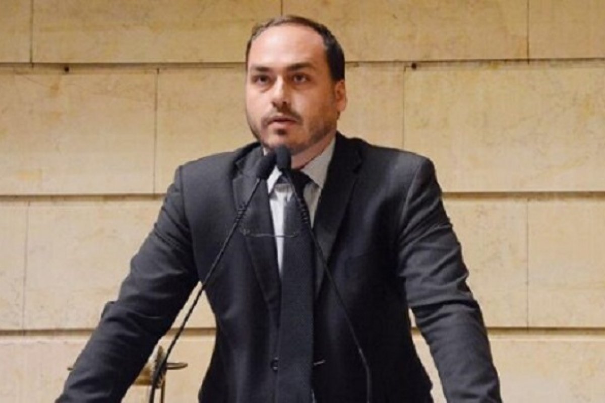 Bolsonaro faz doação de R$ 10 mil para campanha do filho Carlos