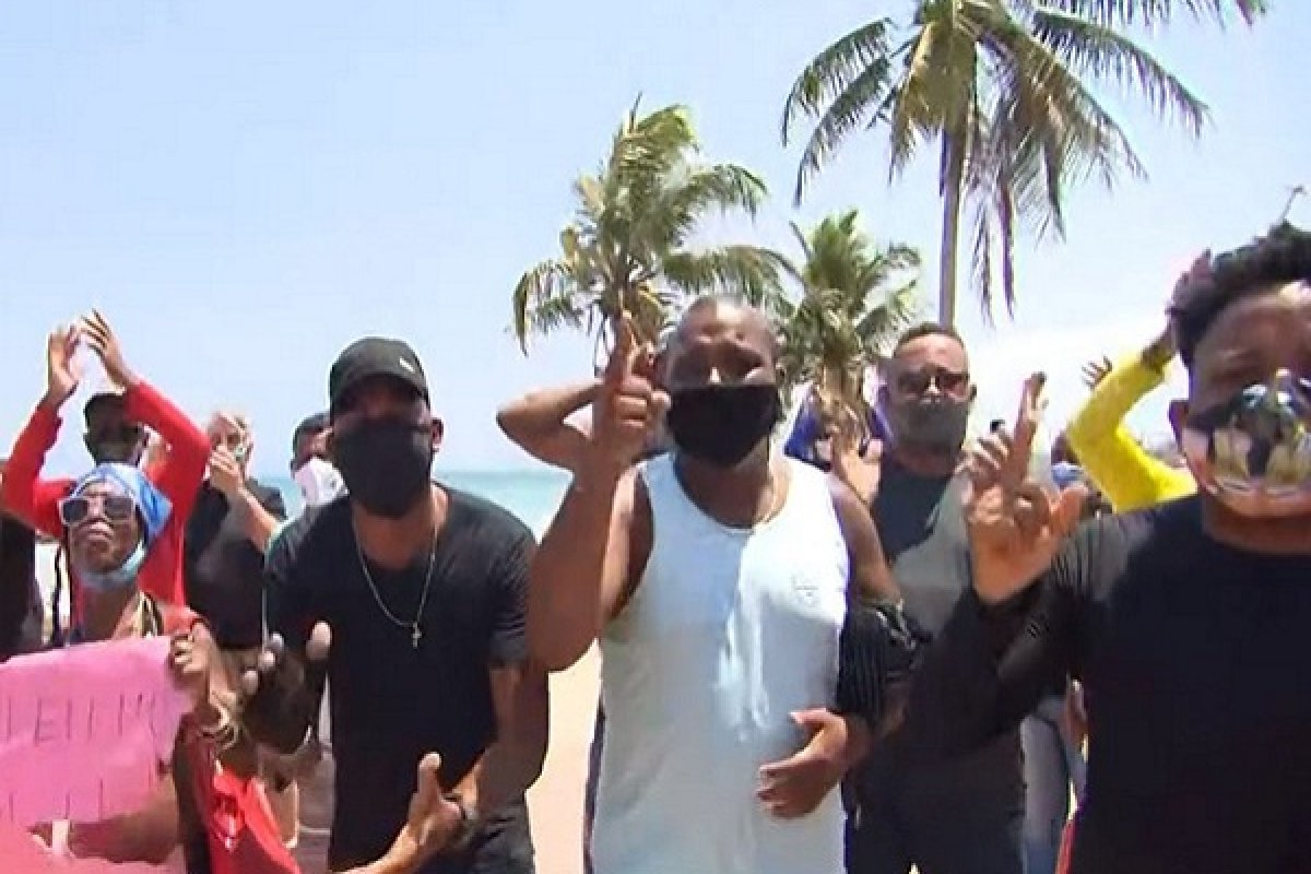 Barraqueiros fazem manifestação para liberação de praias em Salvador