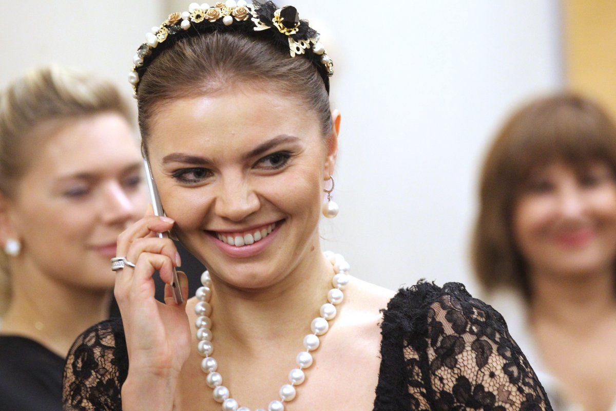 Ex-ginasta russa e suposta amante de Putin desaparece após dar luz a gêmeos