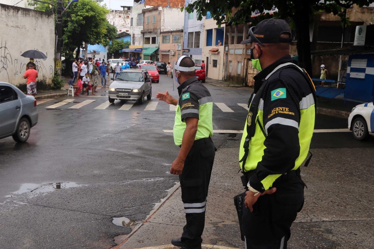 Agentes da Transalvador são agredidos por motorista durante fiscalização em Itapuã