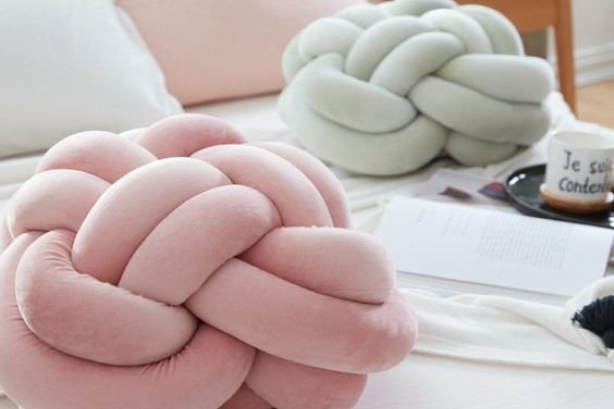 Almofada de nó é hit na decoração: Saiba onde comprar e como fazer