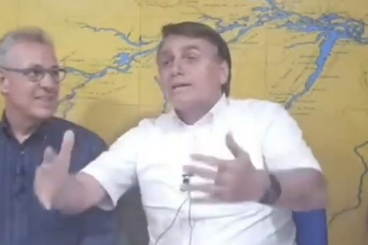 "Fala merda o tempo todo", afirma Bolsonaro ao ser chamado de corrupto durante live