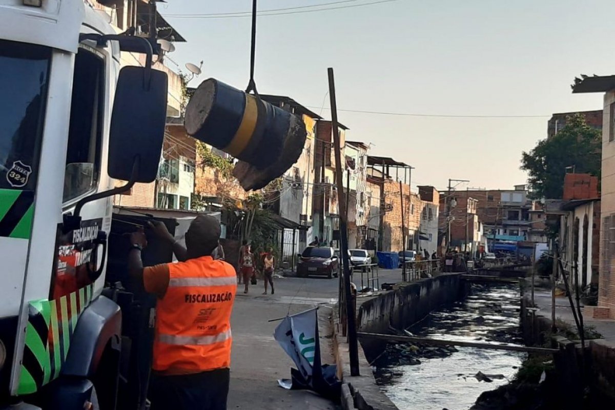 Força-tarefa e Transalvador retiram barreiras instaladas em rua no Uruguai, em Salvador