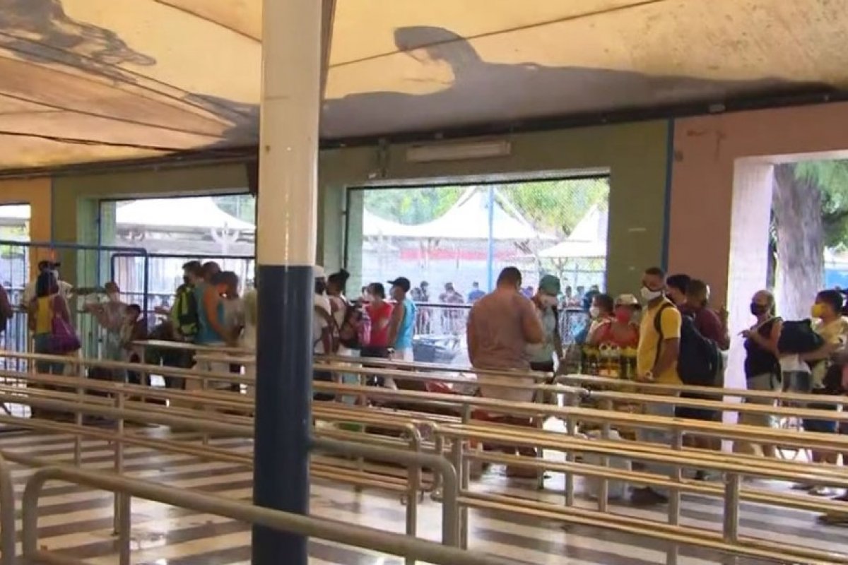 Terminal de São Joaquim registra longas filas para embarque de veículos no Ferry