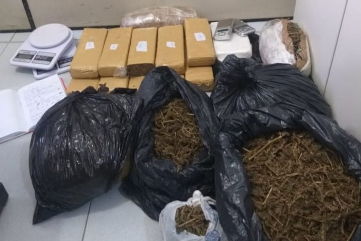 Mulher é presa após ser flagrada jogando cocaína e maconha pela janela de um apartamento