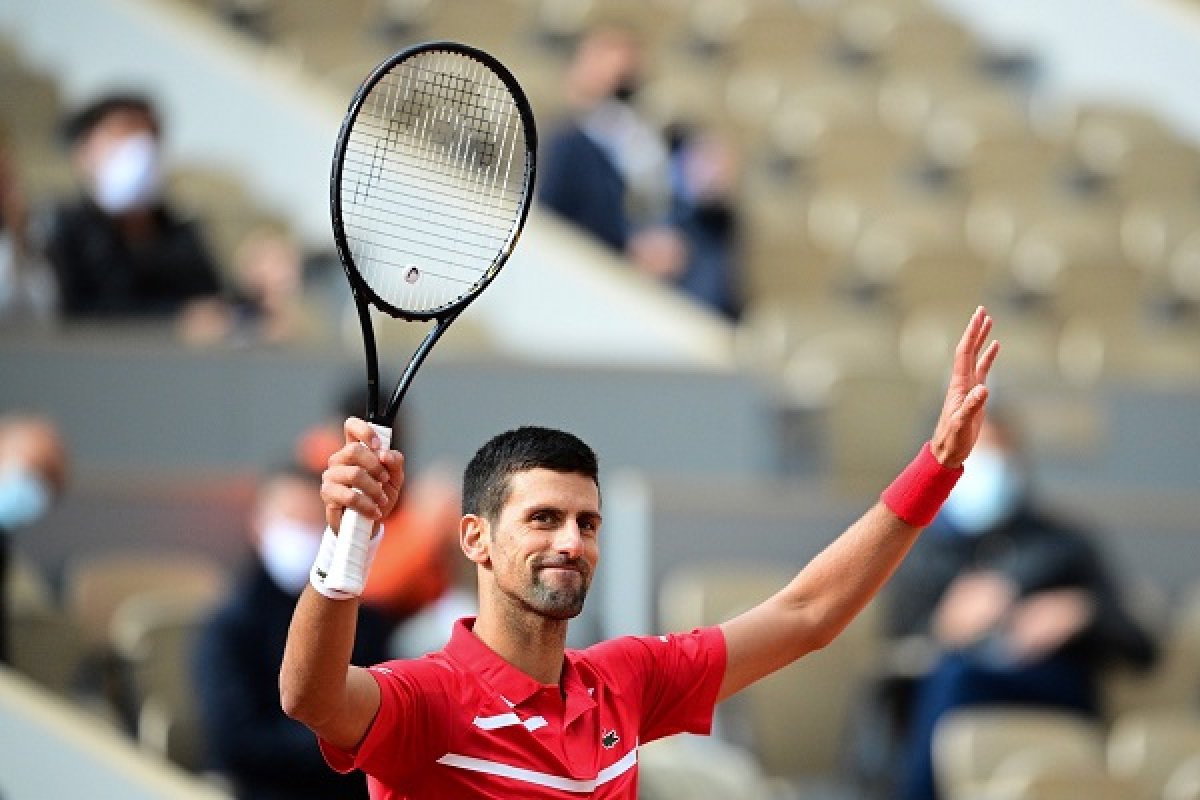 Djokovic oscila contra Tsitsipas mas avança à final e enfrenta Rafael Nadal