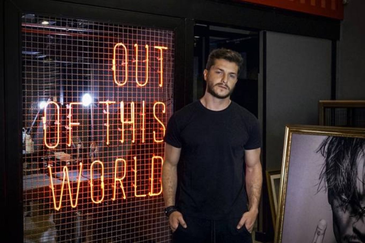 Ator Klebber Toledo inaugura estúdio de tatuagem