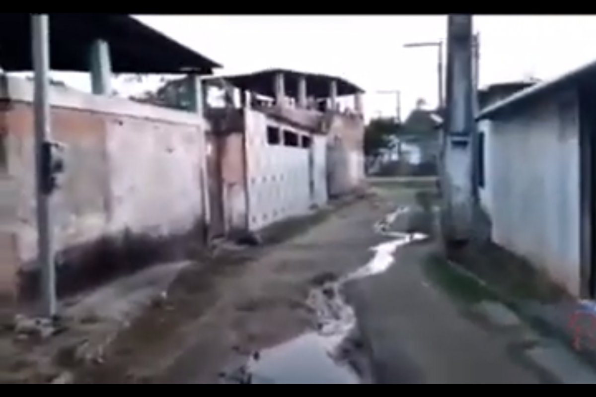 Vídeo: Moradores denunciam falta de saneamento básico no bairro de Areia Branca