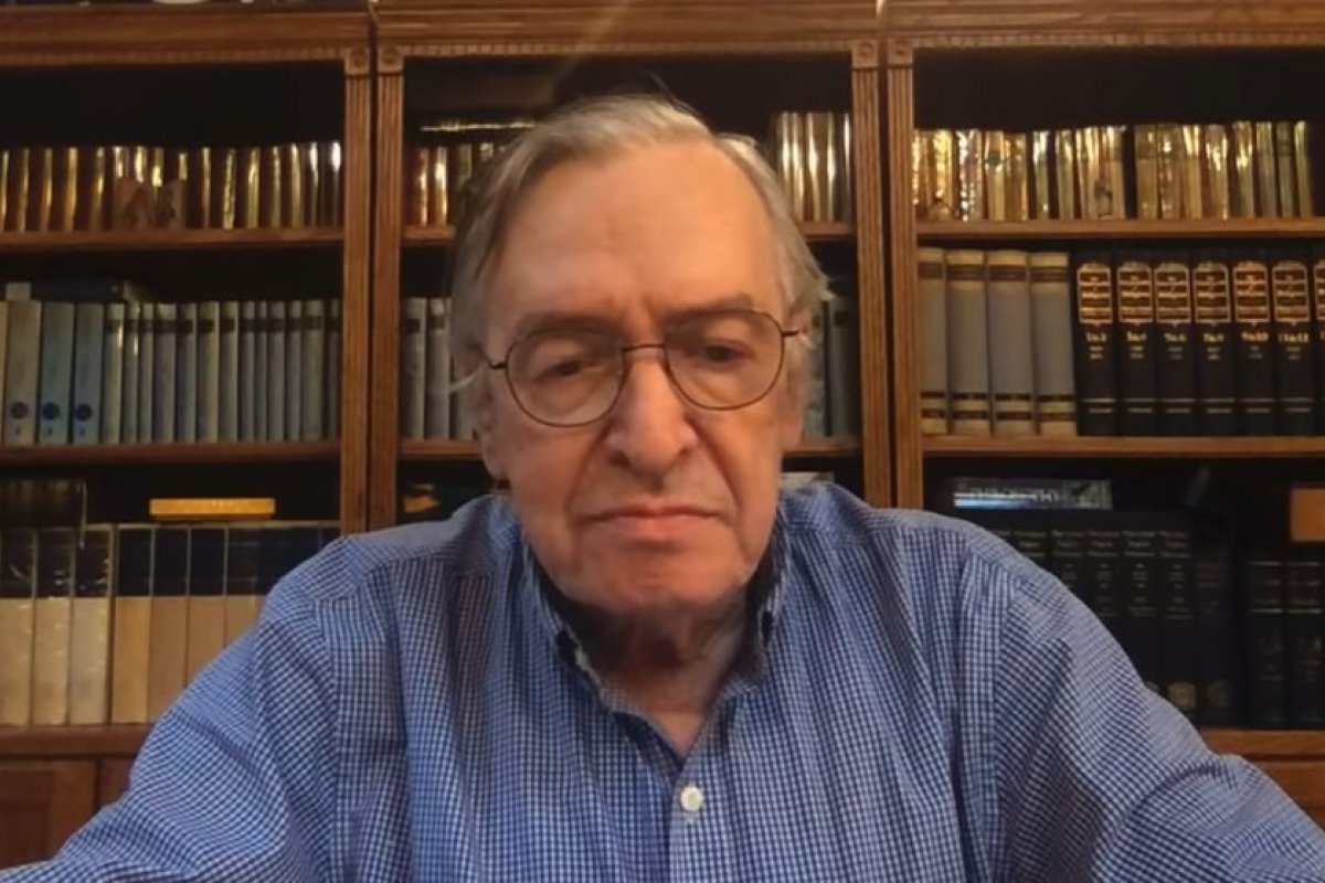 Justiça dá 15 dias para Olavo de Carvalho pagar R$ 2,9 mi a Caetano Veloso