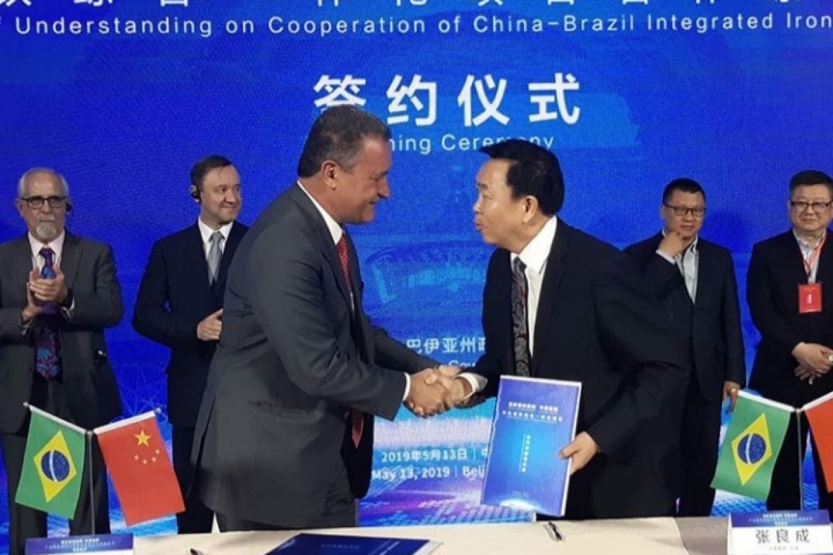 Rui assina contrato com empresa chinesa