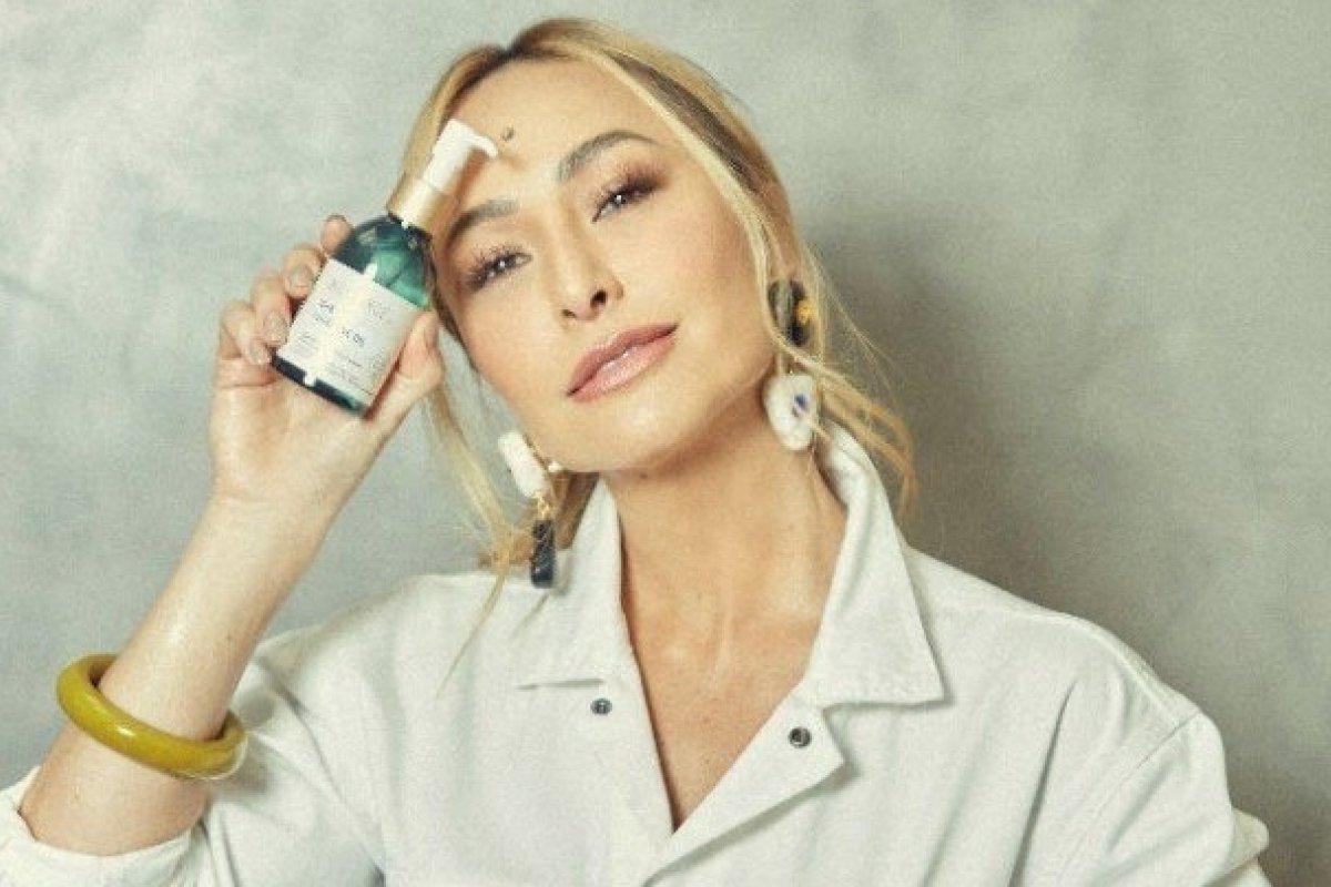 Marca americana de beleza lança plataforma educativa e nomeia Sabrina Sato como embaixadora