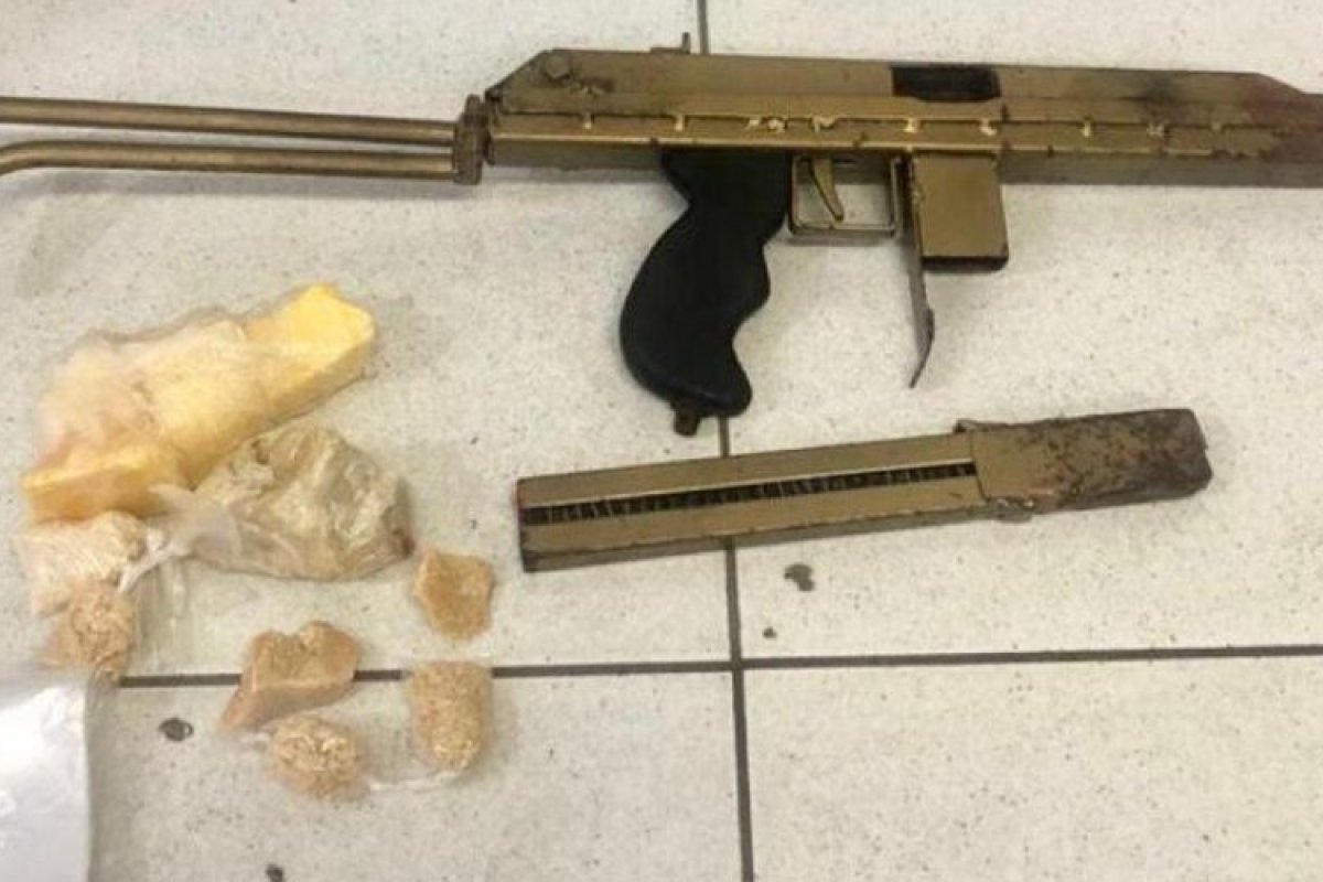 Homem é preso com submetralhadora na Boca do Rio, em Salvador