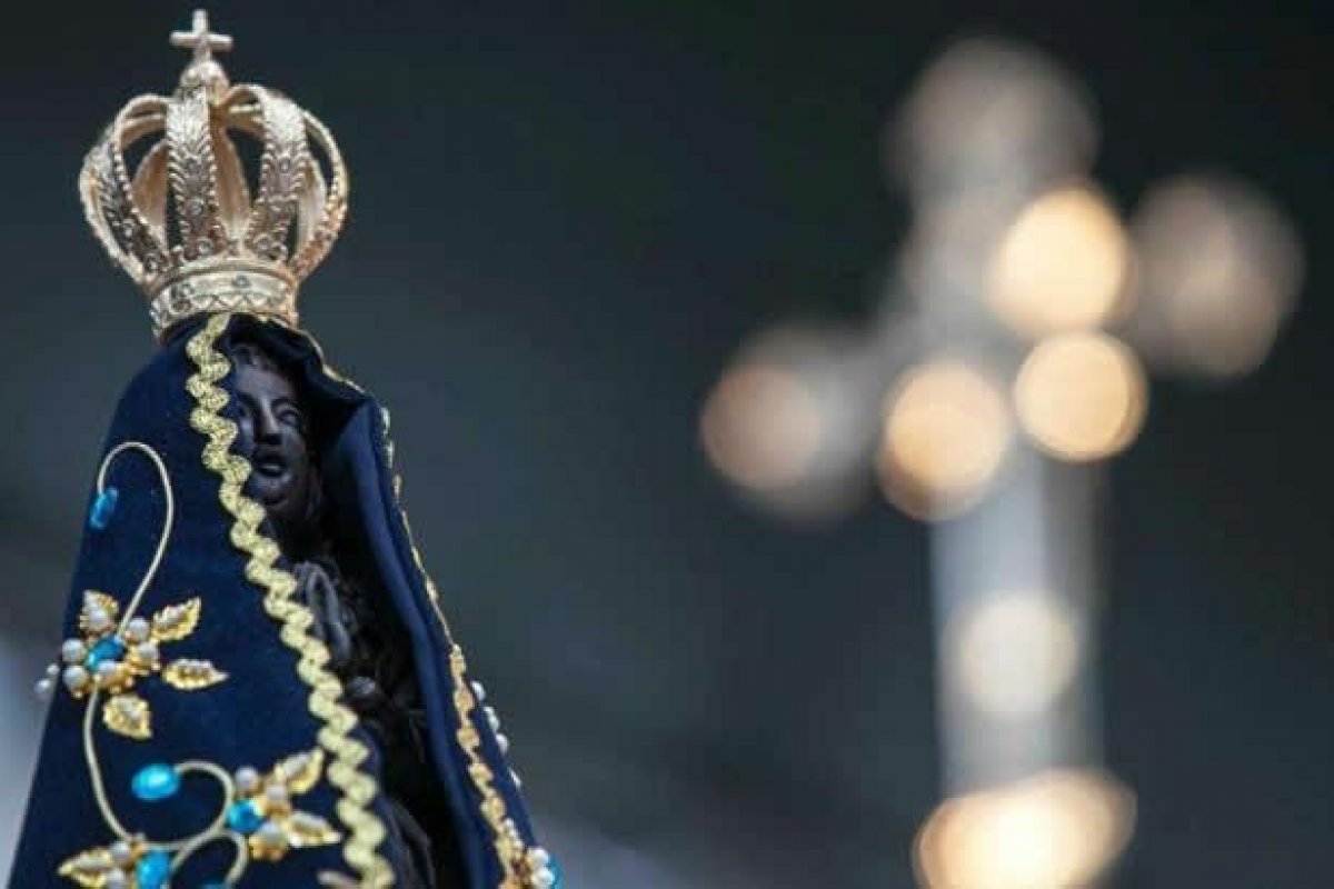 Devotos participam de festas em honra à Nossa Senhora Aparecida