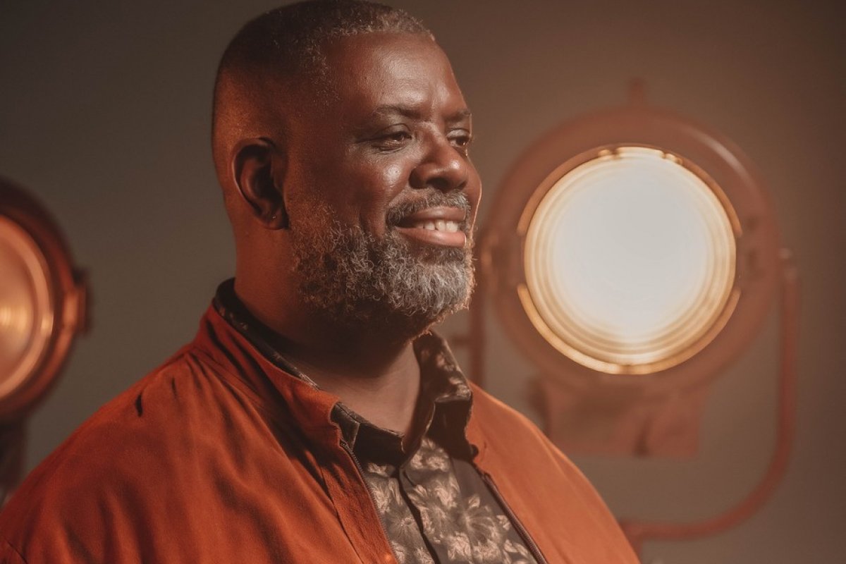 Péricles regrava 'Pupila' de Vitor Kley e Anavitória