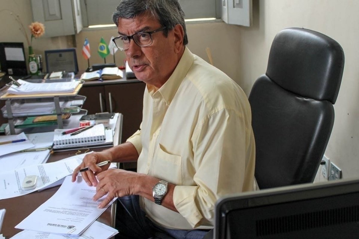 Colbert critica transferência de delegacias de Feira de Santana para prédio de escola estadual