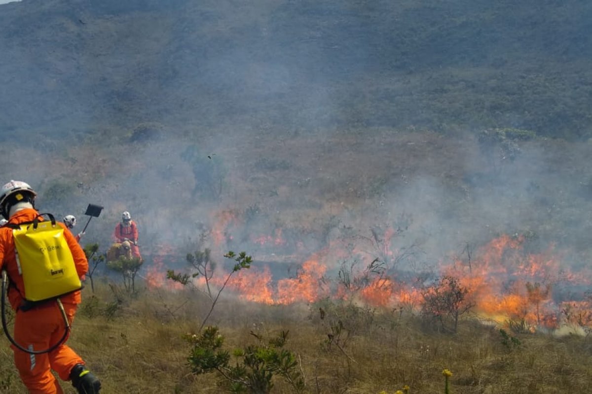 Bombeiros retornam ao local de incêndio em Rio de Contas, no sul da Chapada Diamantina
