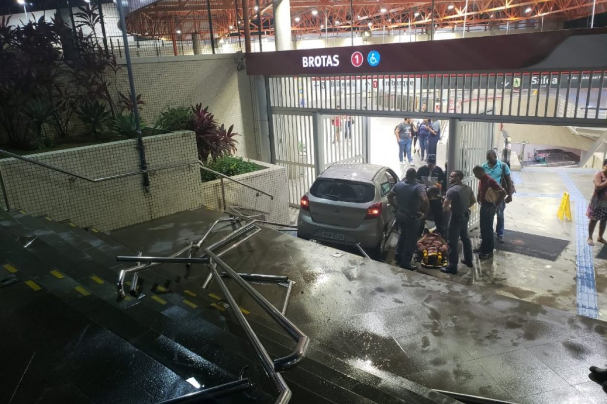 Motorista perde o controle e invade estação de metrô em Salvador