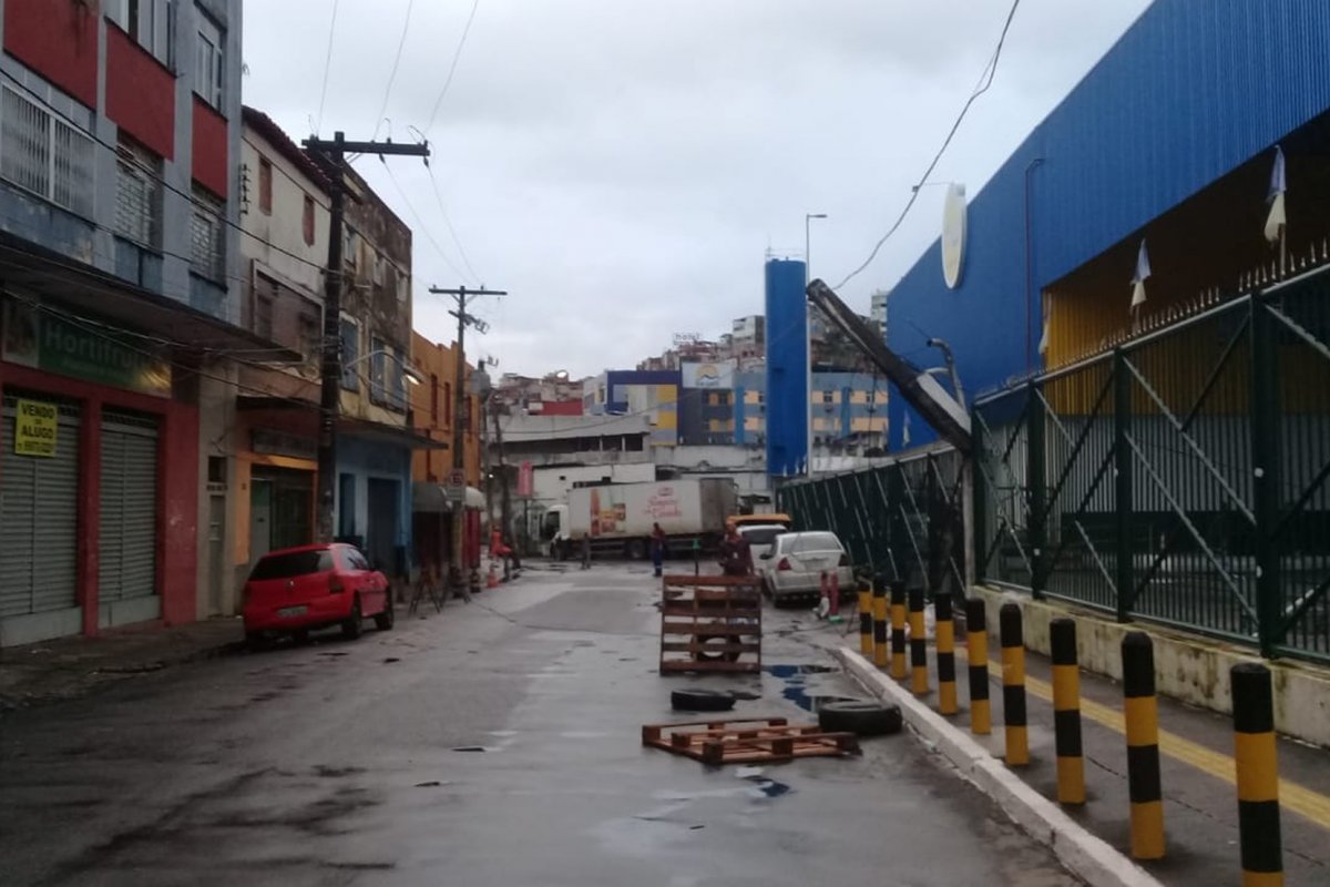 Caminhão arrasta fios e poste fica pendurado no bairro da Calçada