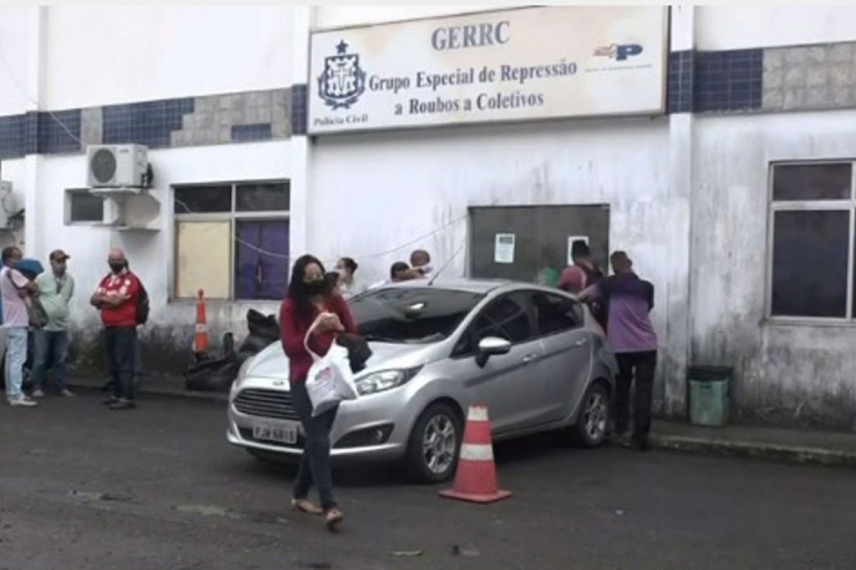 Homem e adolescente são espancados durante tentativa de assalto a um ônibus em Salvador