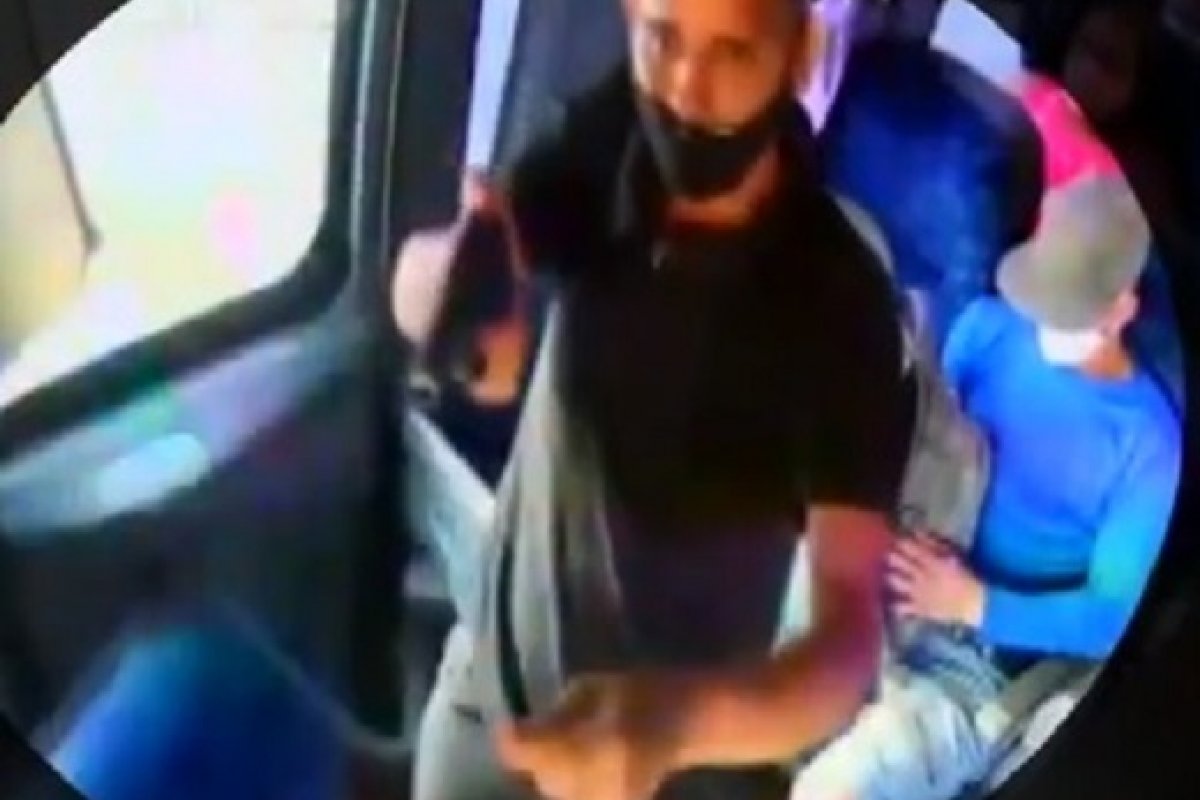 Homem armado assalta ônibus na BA 099